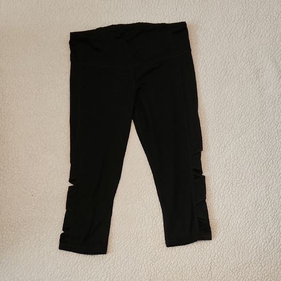 Champion Athletic Cropped Capri Length Crisscross CutOuts Leggings In Black - Picture 1 of 6